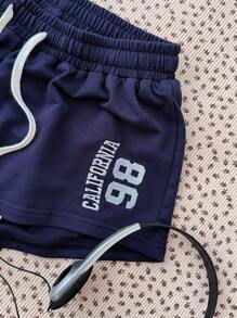 少女海军蓝七分短裤，采用拼色和刺绣数字设计，适合所有季节穿着，适合街头服饰、运动和休闲青少年风格