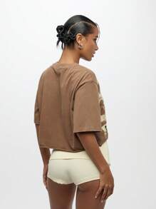 SUMWON WOMEN 优质超大运动服字母印花 T 恤档案系列破洞图案短款上衣街头风格节日都市时尚 - 棕色 - 查看 2