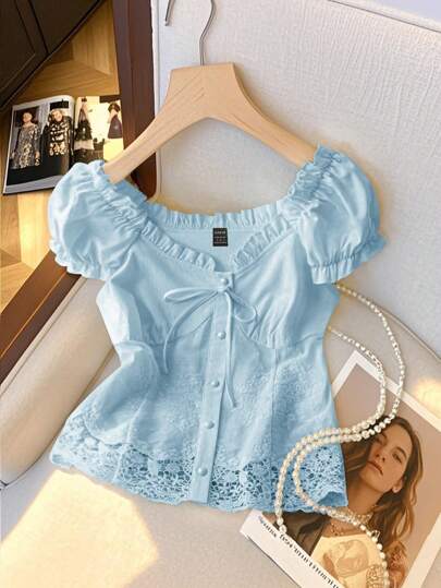 Franclia Blusa corta elegante de mujer con hombros descubiertos, ajuste ceñido, detalles de encaje con volantes y lazos, diseño floral calado, para primavera/verano