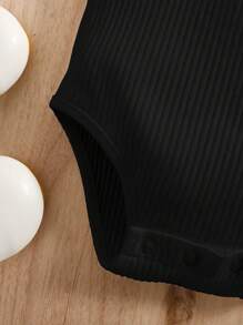 SHEIN 新生女宝宝可爱夏季针织黑色荷叶边吊带连体衣 - 黑色 - 查看 3