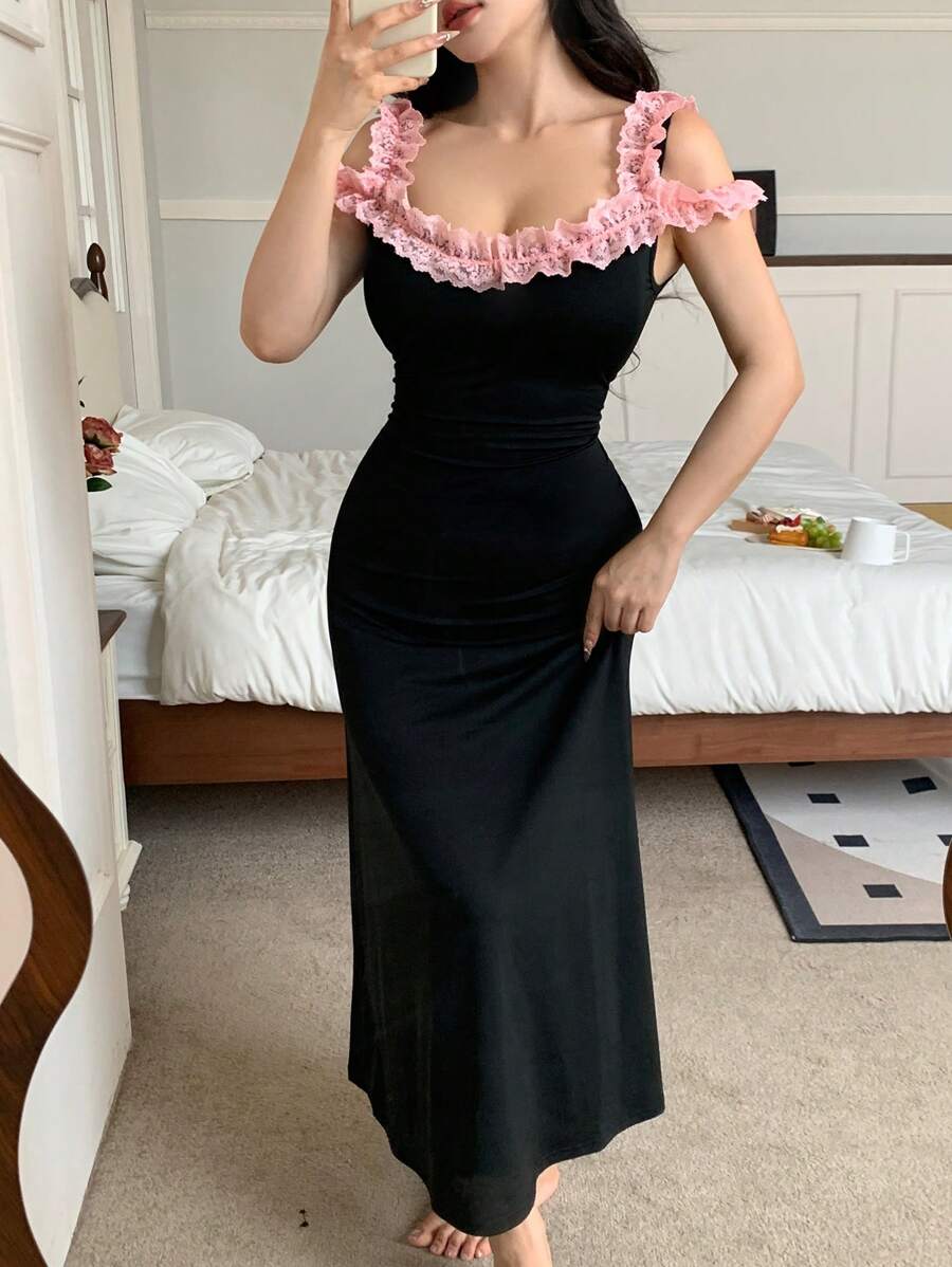 Snug Zone فستان إنزلاقي للنساء بتصميم كتف بارز وتفاصيل دانتيل ملونة بطريقة متباينة وأنيقة - الأسود - مشاهدة 1