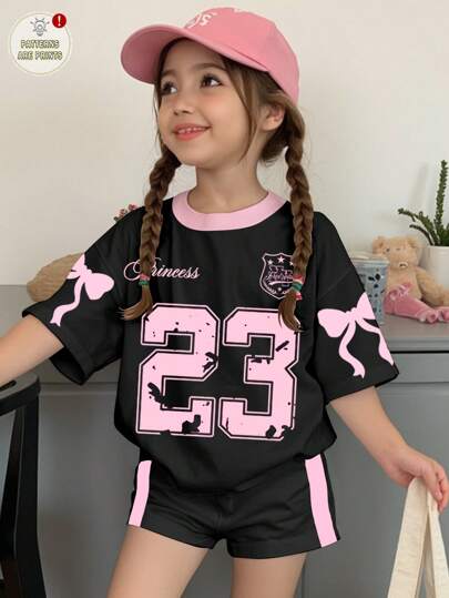 SHEIN 2 件甜美蝴蝶结和英文数字 23 印花年轻女孩休闲短袖短裤套装，适合夏季，舒适休闲装，春夏街头风格，基本款，舒适感觉，度假氛围