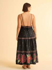 CAJUNI 波西米亚风热带花卉印花无袖露背系带多层黑色超长连衣裙，适合大码女式