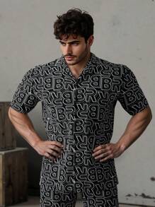 Manfinity VCAY 2pcs/Set Men's Mature Casual Letter Print Fitted Short Sleeve Shirt & Elastic Waist Straight Leg Shorts, Travel Essentials