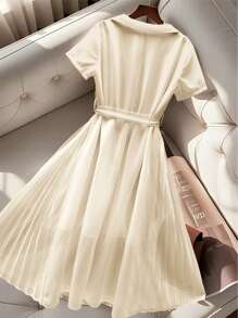 SHEIN Clasi 时尚新款法式高端优雅马球领白色雪纺褶皱夏季短袖连衣裙 - 杏色 - 查看 2