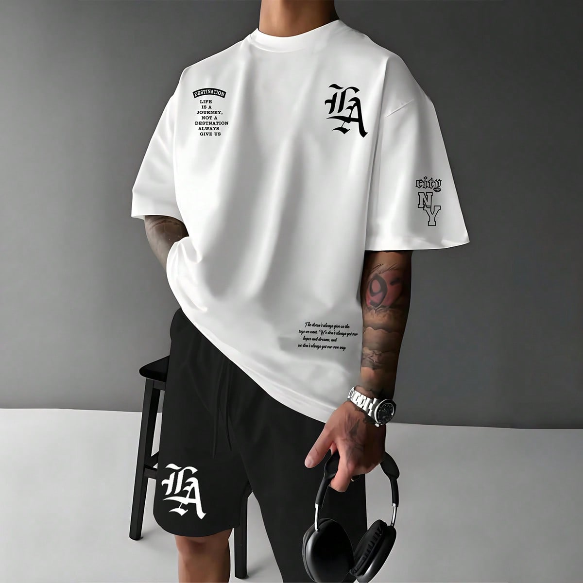 Conjunto de 2 piezas de camiseta de manga corta con cuello redondo y estampado de letras, y pantalones cortos a juego, atuendo cómodo para hombres