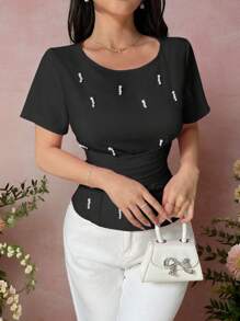Chiquease Blouse décontractée de bureau élégante à col rond, manches courtes, avec perle rose décorée, plissée croisée devant pour femmes - Noir - Voir 1