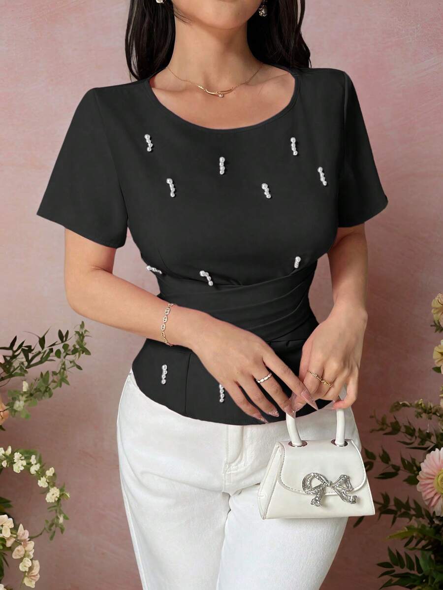 Chiquease Blouse décontractée de bureau élégante à col rond, manches courtes, avec perle rose décorée, plissée croisée devant pour femmes - Noir - Voir 1