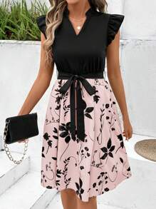 SHEIN Clasi Atuendo de verano para mujer, vestido elegante de manga corta para mujer con escote en V negro, estampado floral, escote con muesca, manga de mariposa, cinturón y falda con volantes - Rosa - Ver 2