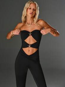 SHEIN Unity Bustier dengan Dekorasi Logam Silang di Bagian Depan dan Jumpsuit Model Lonceng Bawah - Hitam - View 7