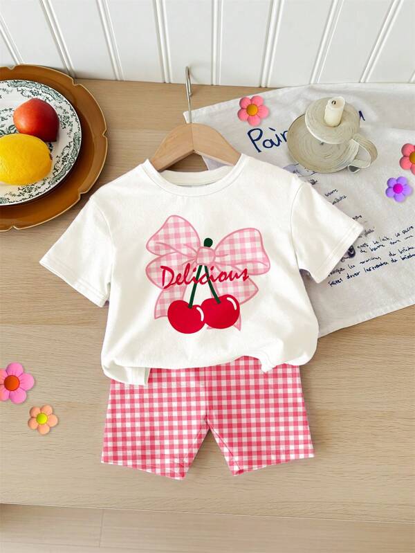 SHEIN Conjunto de camiseta de manga corta con cuello redondo y pantalones cortos ajustados de estilo minimalista casual para niña bebé con lindo estampado de cuadros rosa cereza, apropiado para vacaciones de verano
