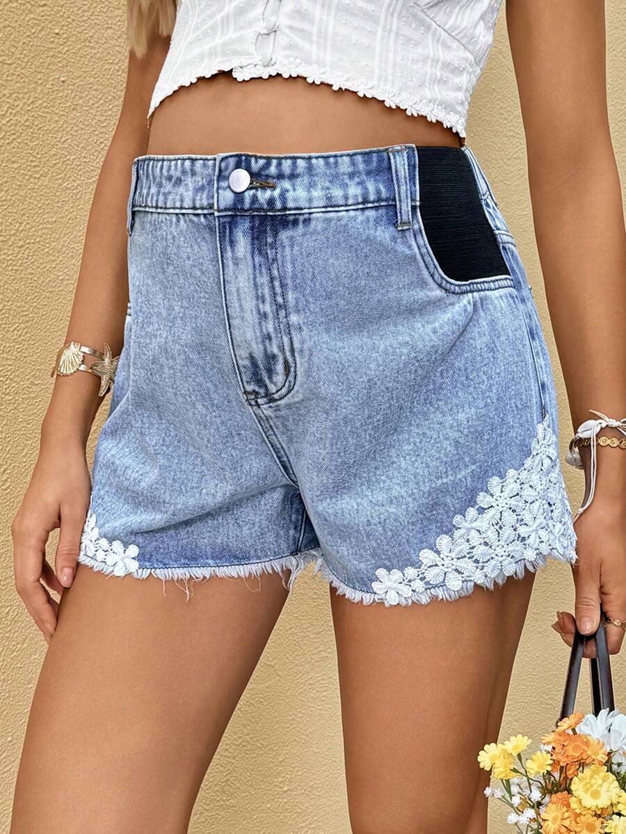 SHEIN Shorts de maternidad de mezclilla con parches de encaje, dobladillo deshilachado y bolsillos