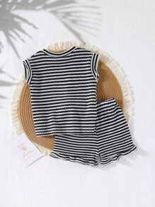 SHEIN Genkimix Kids 两件套女童黑白提花针织无袖荷叶边上衣和短裤，适合夏季日常休闲穿着。