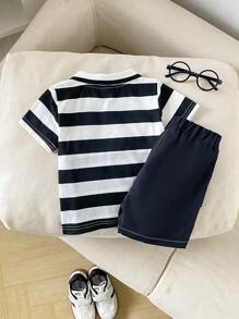 SHEIN 2 件套男婴夏季服装，黑白条纹熊印花 Polo 领短袖上衣搭配纯黑色短裤，时尚简约风格，卡通图案，穿着舒适，适合户外活动、居家休闲、休闲聚会 - 藏蓝色 - 查看 3
