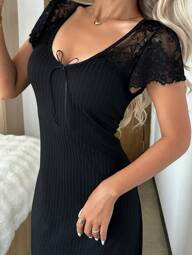 SHEIN ثوب نوم طويل مصنوع من ألياف بلورية محبوكة مرقعة بالدانتيل للنساء