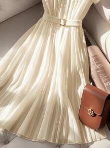 SHEIN Clasi 时尚新款法式高端优雅马球领白色雪纺褶皱夏季短袖连衣裙 - 杏色 - 查看 3