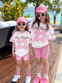 SHEIN Set de 2 piezas con camiseta de gráfico brillante rosa con estampado de letras y rayas, y shorts para niñas jóvenes, conjunto de ropa informal de verano