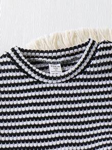 SHEIN Genkimix Kids 两件套女童黑白提花针织无袖荷叶边上衣和短裤，适合夏季日常休闲穿着。