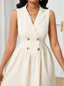 SHEIN Unity Váy mùa hè vải dệt chéo cho nữ, cổ chữ V không tay, nút kim loại rỗng, viền loe ở eo, trang phục thường ngày thanh lịch, vừa vặn và đa năng - Màu be - Xem 6