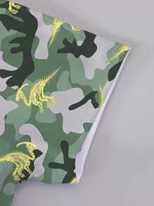 SHEIN Playful Pals 1 套年轻男孩服装，带太阳镜恐龙印花 T 恤，带恐龙印花的迷彩图案短裤，短袖和短裤，轻盈无毛绒，休闲街头服饰，春夏季的亮眼之选