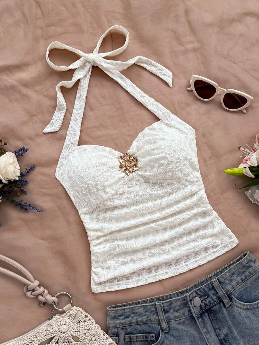 Soleia 度假 V 领花朵金属扣带白色针织纹理修身女式背心，适合音乐节、波西米亚风、度假、约会、下午茶 - 白色 - 查看 1