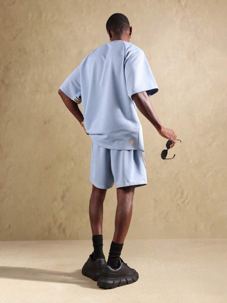 Conjunto de camiseta masculina listrada com detalhes de streetwear