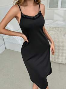 SHEIN 性感简约黑色碎花蕾丝拼接精致柔软牛奶丝女士长款吊带睡裙 - 黑色 - 查看 6