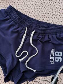 少女海军蓝七分短裤，采用拼色和刺绣数字设计，适合所有季节穿着，适合街头服饰、运动和休闲青少年风格
