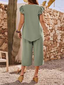 EMERY ROSE 加大码纯色荷叶边盖袖不对称下摆上衣和短裤两件套，夏季简约时尚风格，适合夏季休闲度假风格