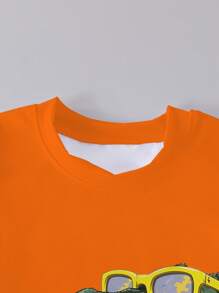 GraphicGems 1 套幼儿儿童服装，带太阳镜恐龙印花 T 恤，带恐龙骨架印花的迷彩短裤，短袖和短裤套装，轻便休闲装，适合春夏季