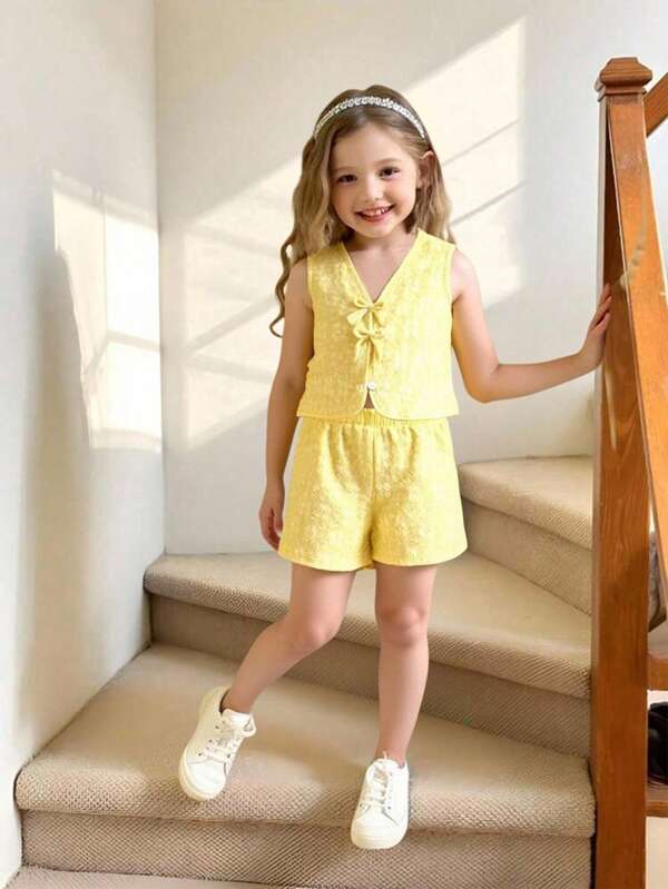 Set de 2 piezas (pequeño) para niñas de chaleco y pantalones cortos de tela texturizada amarilla, diseño de moda, conjunto de verano único para niñas