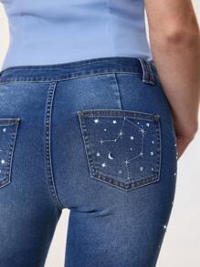 Selenza 女款 Zodiac 系列天秤座图案优雅通勤喇叭牛仔裤，采用银色刺绣精制牛仔布，水钻细节，星空图案，治愈、富有同情心、浪漫、聪明 - 藍色 - 查看 6