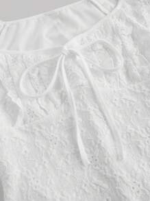 SHEIN 少女休闲度假复古优雅碎花提花针织蝴蝶结装饰荷叶边系带A字迷你连衣裙，白色女童白色镂空连衣裙，少女蕾丝连衣裙 - 白色 - 查看 4