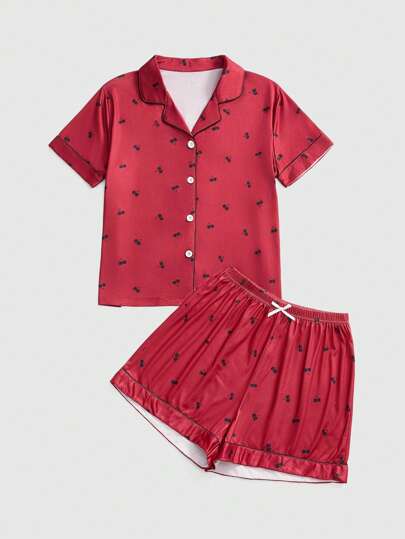 Ensemble de pyjama court en satin avec manches courtes et short, motif cerise gothique sombre