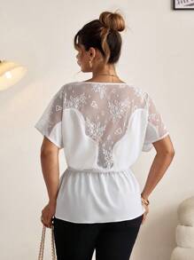 SHEIN Clasi Camisa de verano elegante de talla grande con unicolor, parche de encaje, cuello redondo y mangas tipo murciélago para mujeres - Blanco - Ver 1