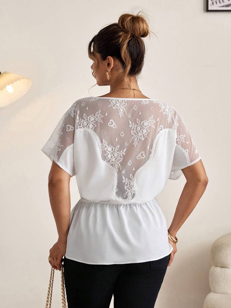 SHEIN Clasi Camisa de verano elegante de talla grande con unicolor, parche de encaje, cuello redondo y mangas tipo murciélago para mujeres - Blanco - Ver 1