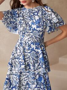 Amorya Kleid mit Schmetterlingärmeln und Blume Muster