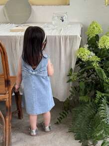 SHEIN Vintaside Kids Babygirl 夏季时尚可爱大蝴蝶结水洗牛仔连衣裙，适合旅行、度假、海滩玩耍或家庭聚会等日常穿着 - 淺藍色 - 查看 2
