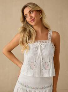 Enchnt 春夏浪漫女式白色花卉刺绣前系带单排扣蕾丝拼接吊带背心，休闲舒适，适合生日、节日派对、甜蜜约会、日常通勤、度假、婚礼季节必备、夏季百搭、音乐会