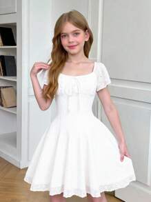 SHEIN 少女休闲度假复古优雅碎花提花针织蝴蝶结装饰荷叶边系带A字迷你连衣裙，白色女童白色镂空连衣裙，少女蕾丝连衣裙 - 白色 - 查看 6