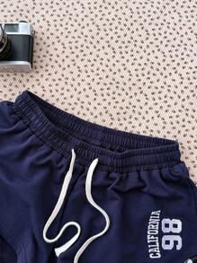 少女海军蓝七分短裤，采用拼色和刺绣数字设计，适合所有季节穿着，适合街头服饰、运动和休闲青少年风格