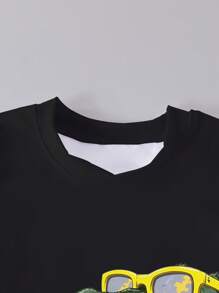 SHEIN Playful Pals 1 套年轻男孩服装，带太阳镜恐龙印花 T 恤，带恐龙印花的迷彩图案短裤，短袖和短裤，轻盈无毛绒，休闲街头服饰，春夏季的亮眼之选