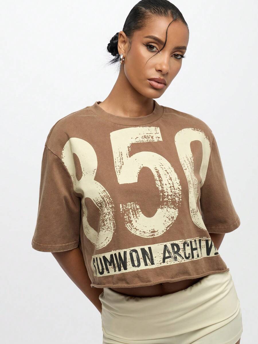 SUMWON WOMEN 优质超大运动服字母印花 T 恤档案系列破洞图案短款上衣街头风格节日都市时尚 - 棕色 - 查看 1