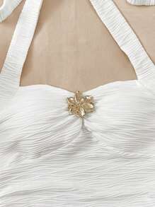 SHEIN Teen Girls' White Halter Tie V-Neck Floral Metal Buckle Textured Knit Fitted Camisole, Suitable For Vacation, Music Festival, Boho, Holiday, Afternoon Tea, Back To School, Daily Wear - White - View 3