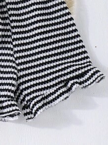 SHEIN Genkimix Kids 两件套女童黑白提花针织无袖荷叶边上衣和短裤，适合夏季日常休闲穿着。