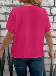 SHEIN LUNE 大码女式休闲蕾丝拼布纯色短袖上衣，简约时尚，适合夏季度假日常穿着 - 玫紅色 - 查看 2