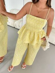 Auralis Plus-size dames lente- en zomermode, casual, comfortabel, dagelijks, driedimensionale textuurstof, geplooide jarreteltop en wijde broek, crèmegeel, schattige set van twee stukken, Europese zomer, vakantie-outfits, broekset, Hawaï-outfits voor dames