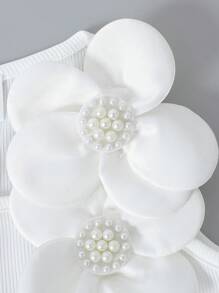 Kleine Mädchen Weißes ärmelloses Top mit Blumenmuster und Nieten Dekor, geeignet für Geburtstag, Urlaub und Sommerfeste