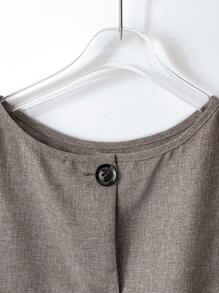 Franclia Bộ 2 món thiết kế hở lưng đơn hàng cỡ lớn cho nữ, áo không tay cổ tròn hở lưng một hàng khuy và quần short xếp ly ống rộng, thanh lịch lãng mạn - Màu Khaki - Xem 4