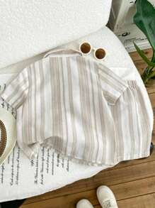SHEIN Bộ quần áo polo tay ngắn màu be phong cách đại học thường ngày cho bé trai và quần short vải in họa tiết ở eo co giãn, thích hợp mặc ở nhà, đi chơi, đi học, du lịch, mùa hè cho bé trai 2 món Quần áo cho bé trai 4 tuổi - Màu be - Xem 2